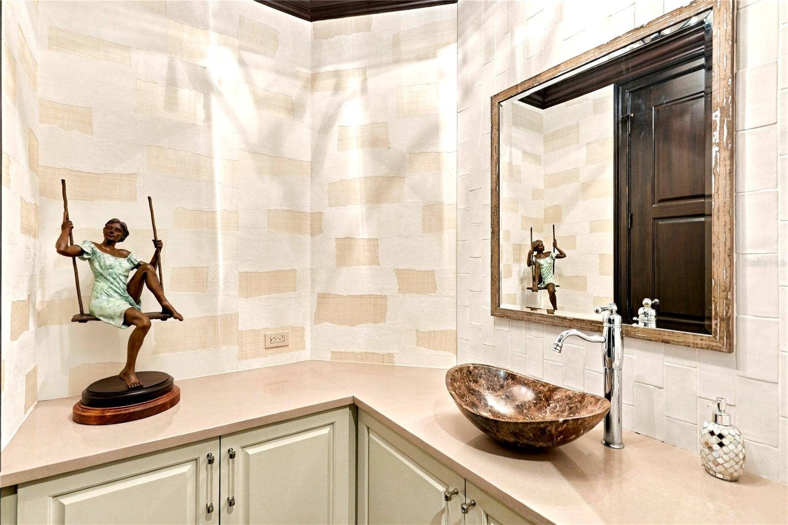200 BRIGHTWATERS BOULEVARD NE, St Petersburg, FL 33704 Powder bathroom