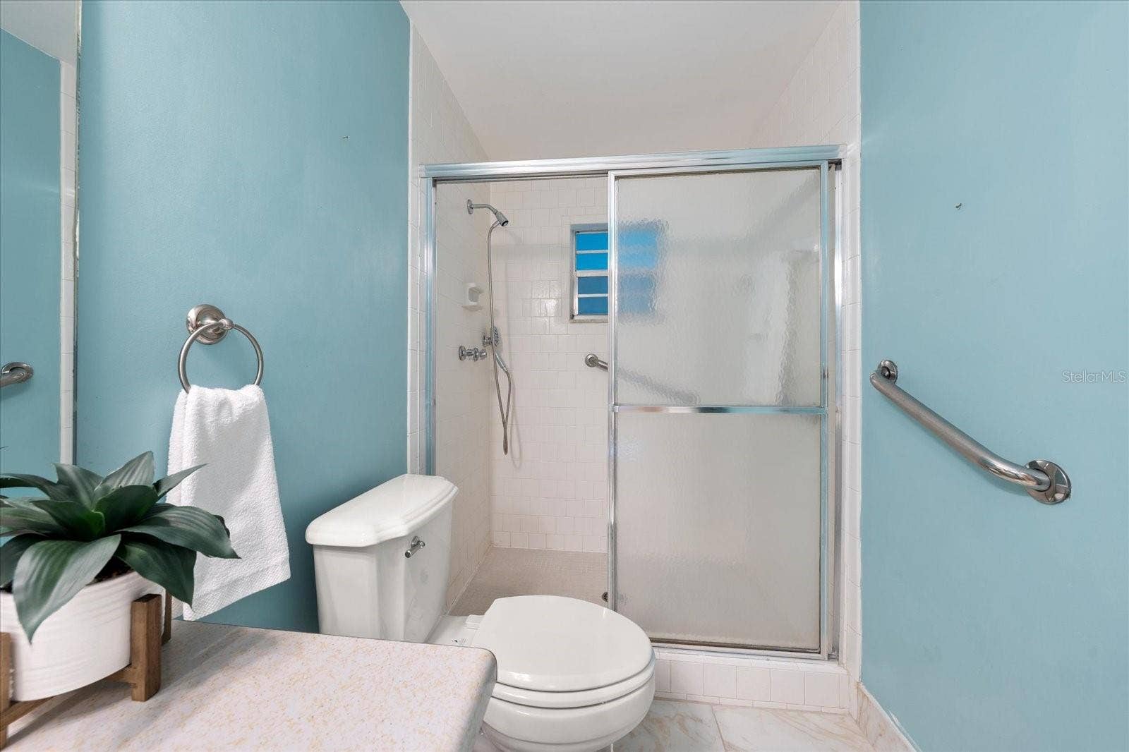 1706 BELLEAIR FOREST DRIVE, #238, Belleair, FL 33756 Full hall bath