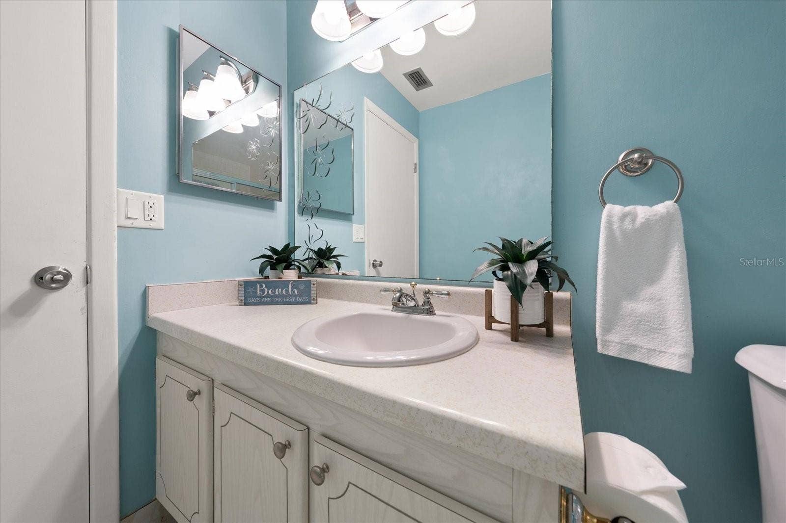 1706 BELLEAIR FOREST DRIVE, #238, Belleair, FL 33756 Full hall bath