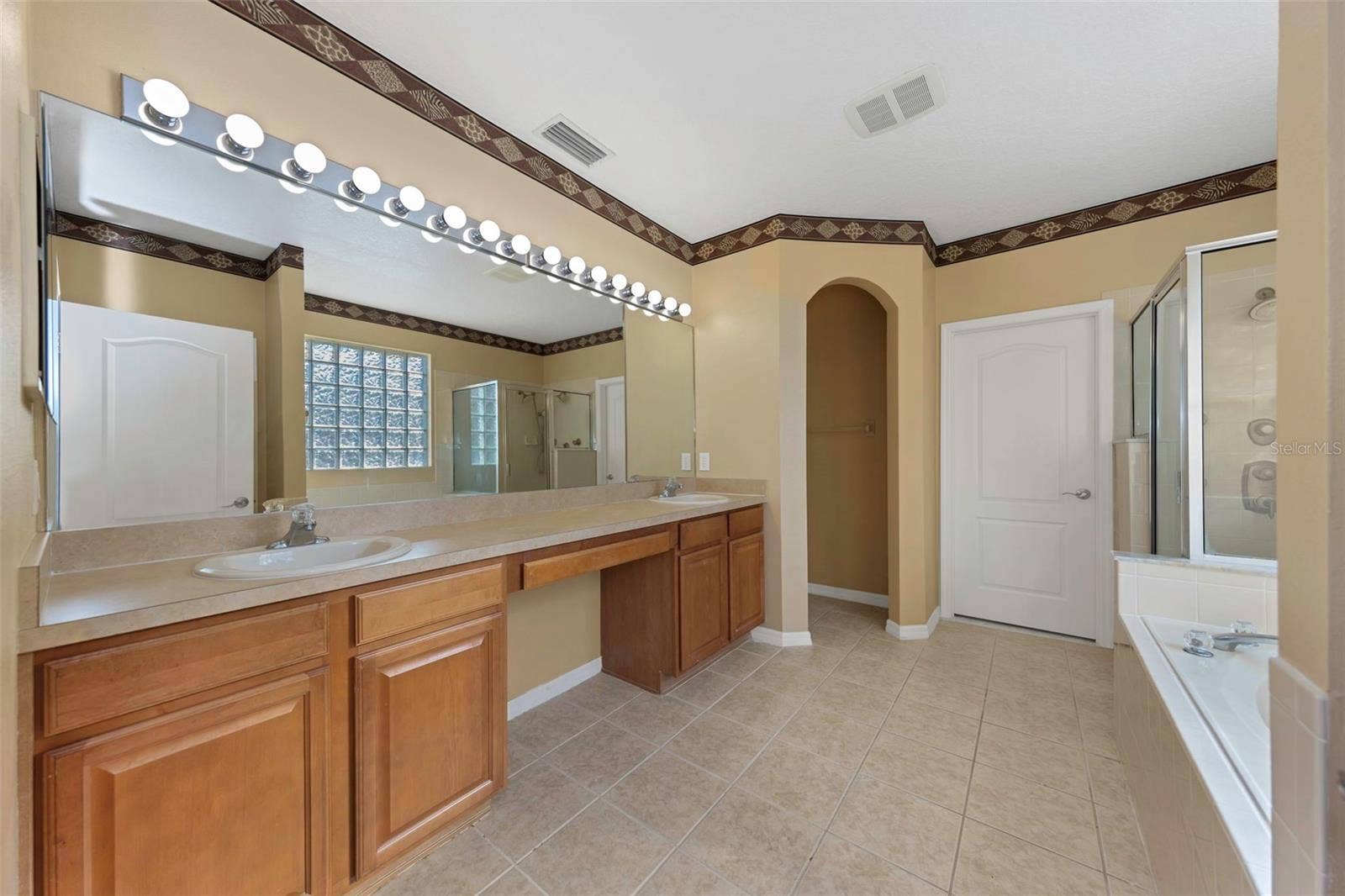 1406 MCCREA DRIVE, Lutz, FL 33549 1406 MCCREA DRIVE, Lutz, FL 33549