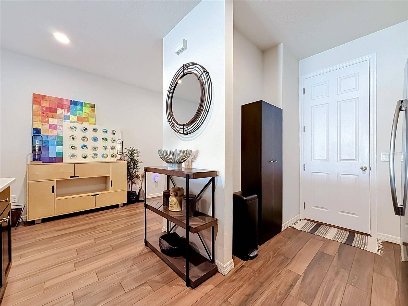 2270 MONTVIEW DRIVE, Clearwater, FL 33763 The well-appointed kitchen offers SOLID WOOD CABINETRY, GRANITE countertops, stainless steel appliances, a breakfast bar, and ample storage.