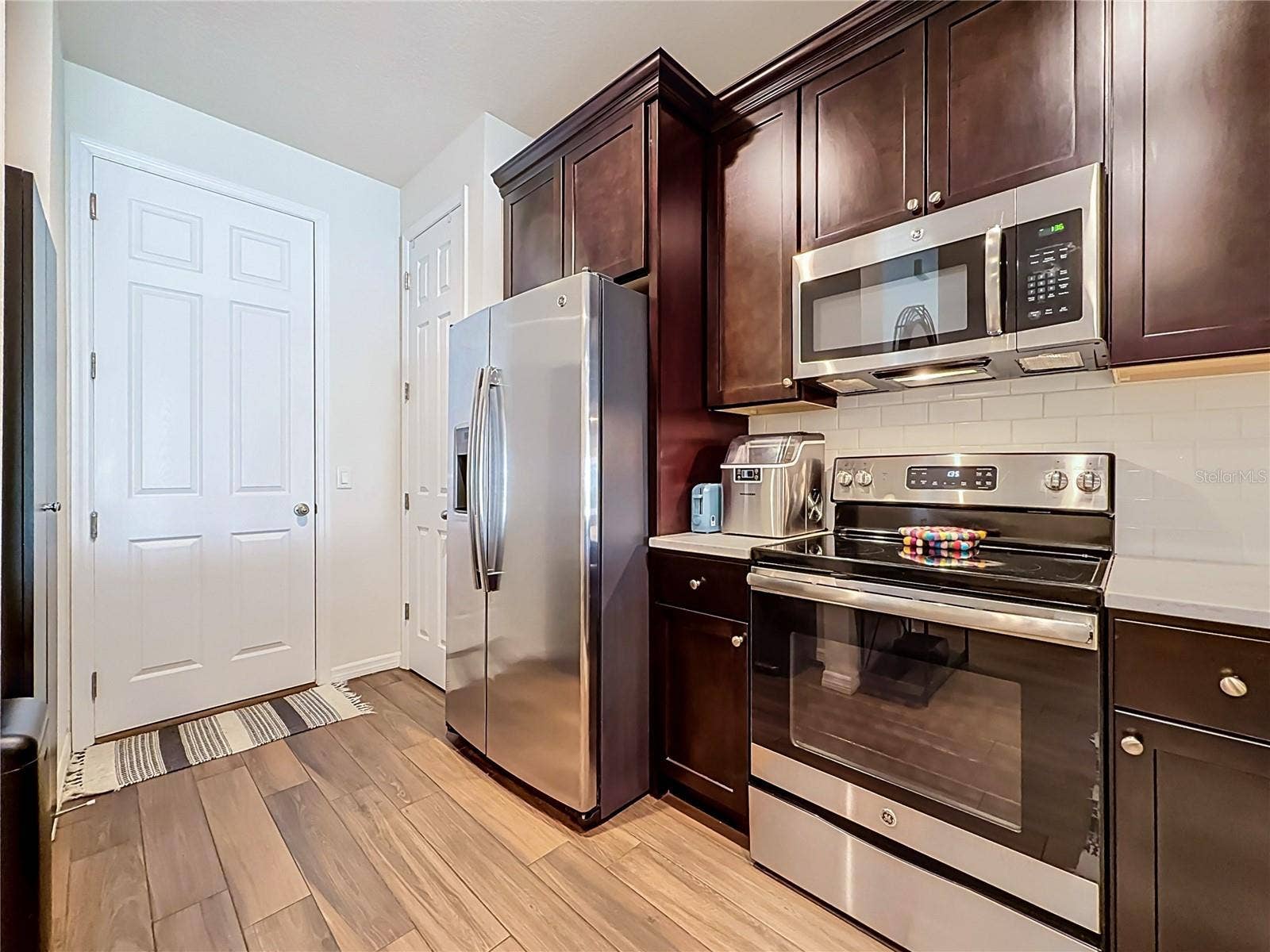 2270 MONTVIEW DRIVE, Clearwater, FL 33763 The well-appointed kitchen offers SOLID WOOD CABINETRY, GRANITE countertops, stainless steel appliances, a breakfast bar, and ample storage.