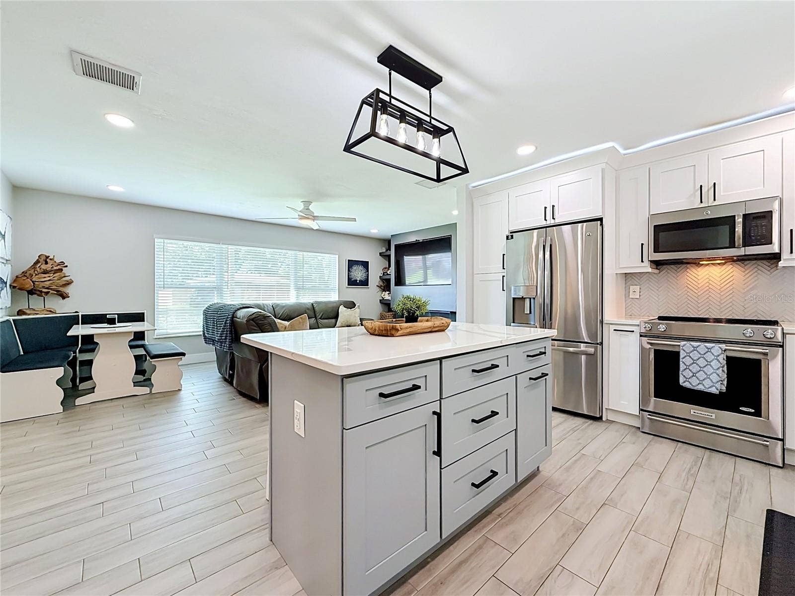 1509 BARBARA AVENUE, Clearwater, FL 33755 Soft close cabinets