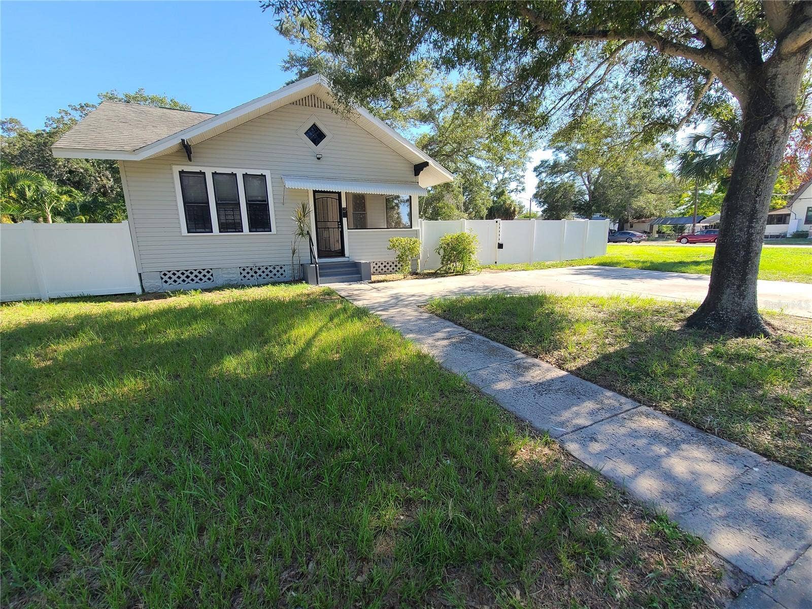 1060 18TH AVENUE S, St Petersburg, FL 33705 1060 18TH AVENUE S, St Petersburg, FL 33705