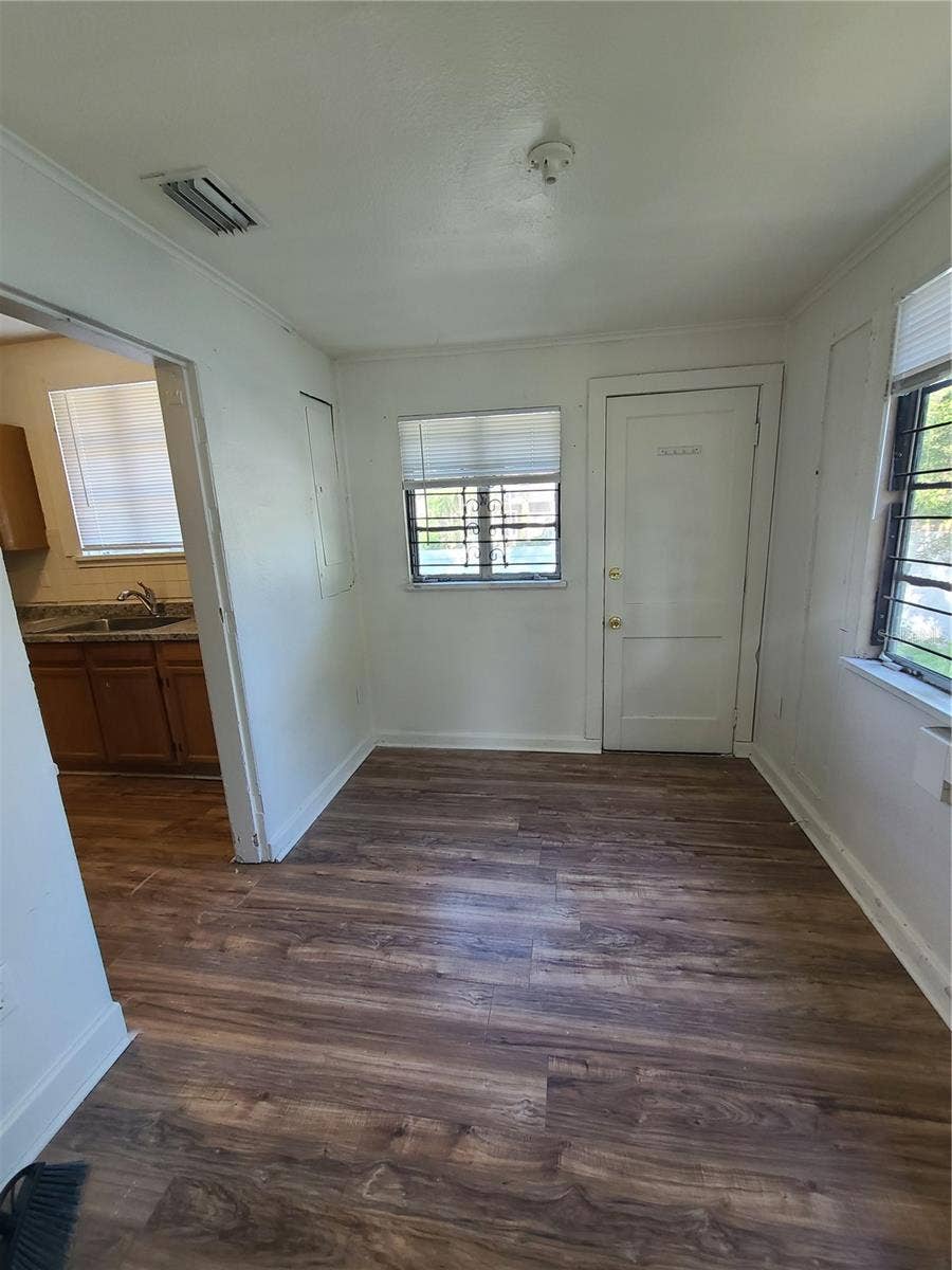 1060 18TH AVENUE S, St Petersburg, FL 33705 1060 18TH AVENUE S, St Petersburg, FL 33705