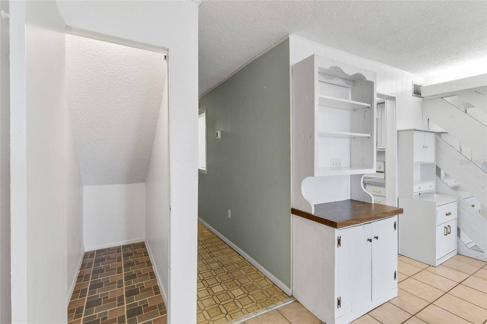 2980 HAINES BAYSHORE ROAD, #105, Clearwater, FL 33760 Entry way from living area