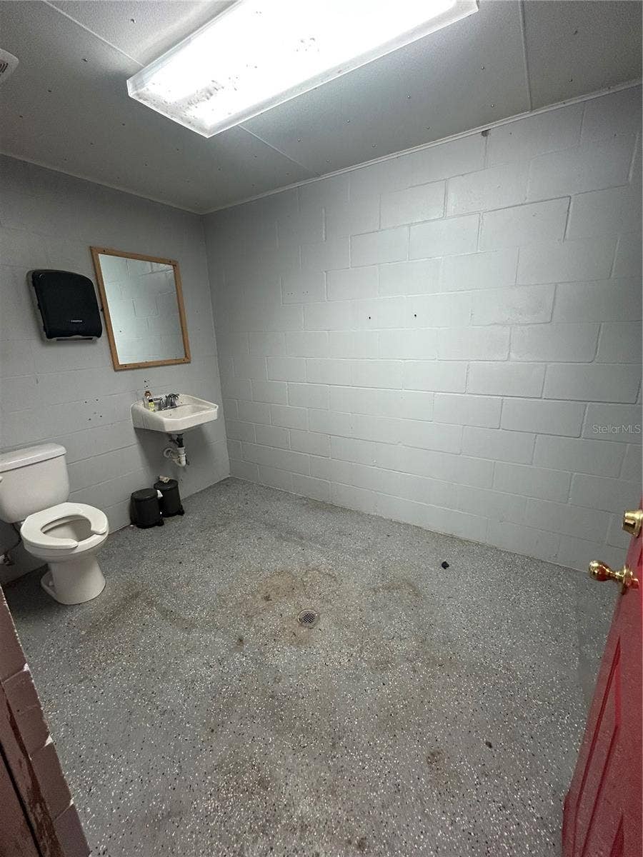 9001 SCALES RD, Lakeland, FL 33810 .5 bath in garage