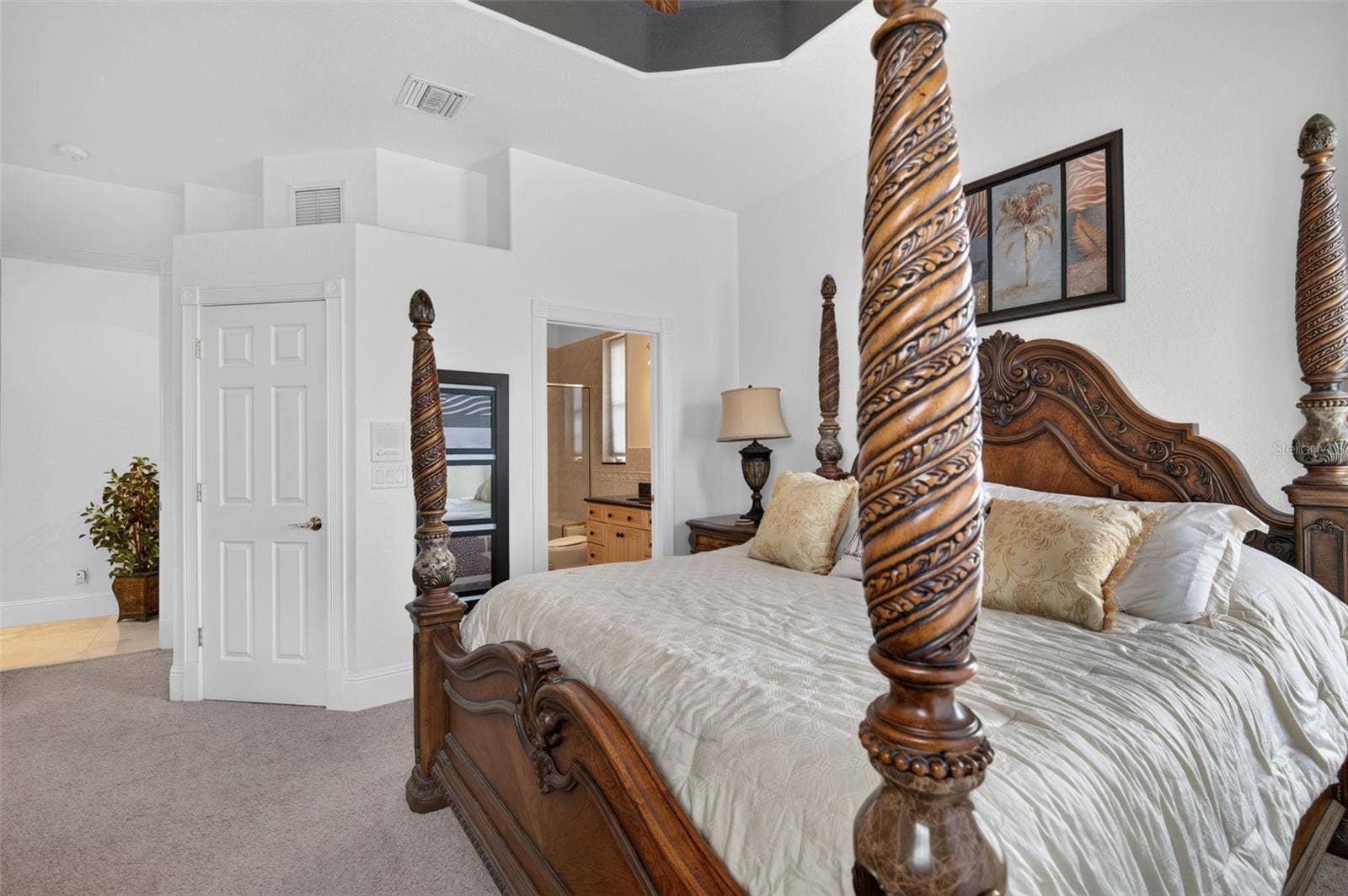 17021 DOLPHIN DRIVE, North Redington Beach, FL 33708 BEDROOM 2 FEATURES ENSUITE BATH