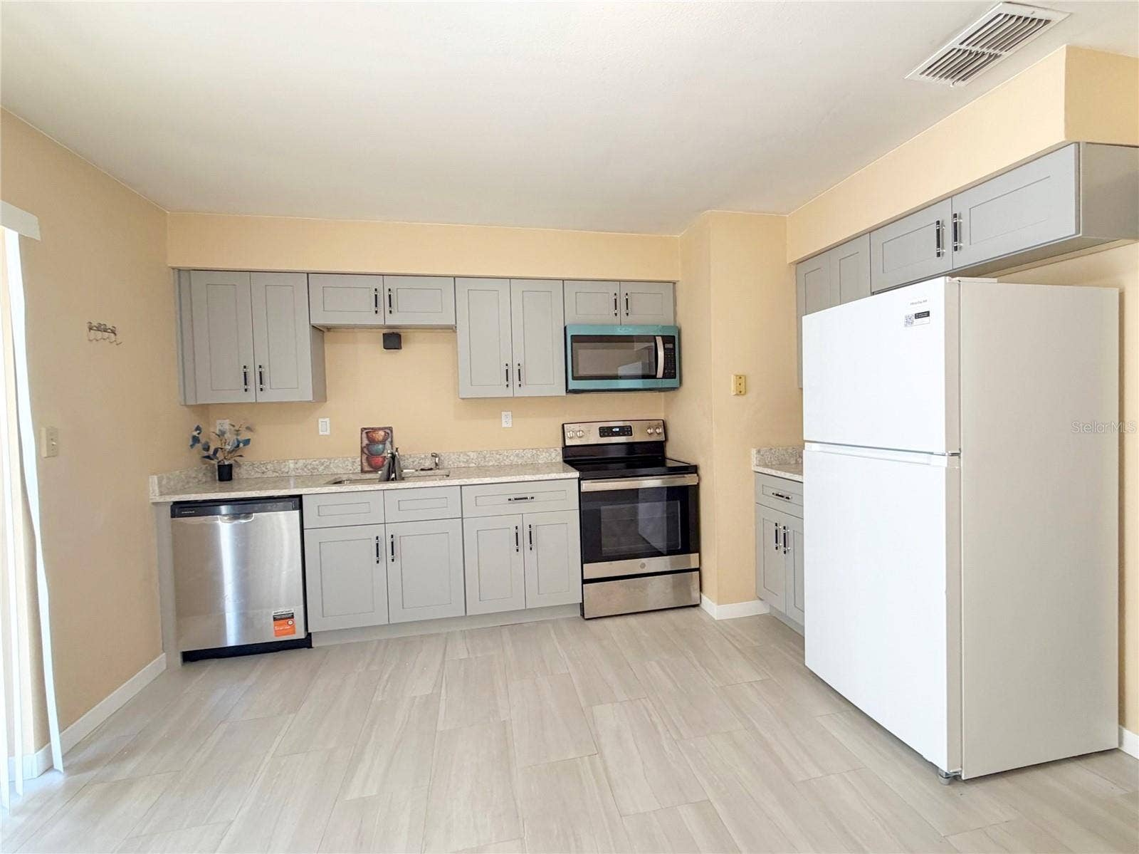 615 2ND AVENUE NE, #A, Largo, FL 33770 615 2ND AVENUE NE, #A, Largo, FL 33770