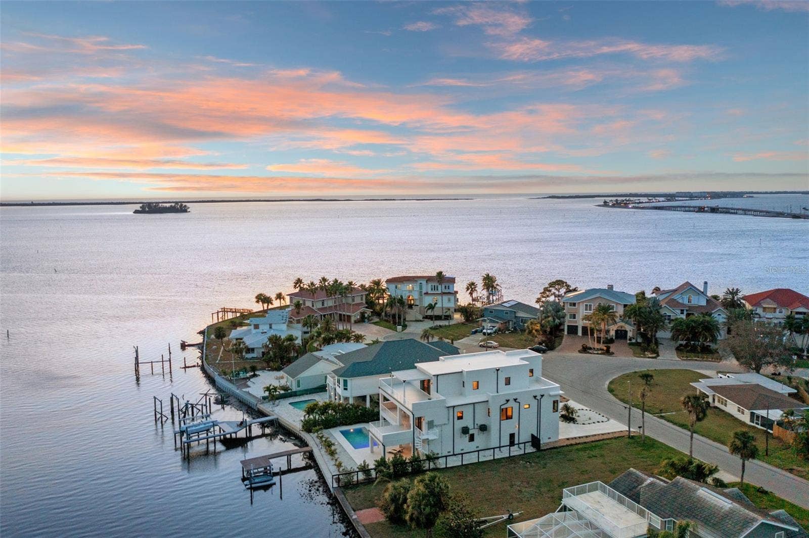 521 BAYWOOD DRIVE S, Dunedin, FL 34698 521 BAYWOOD DRIVE S, Dunedin, FL 34698