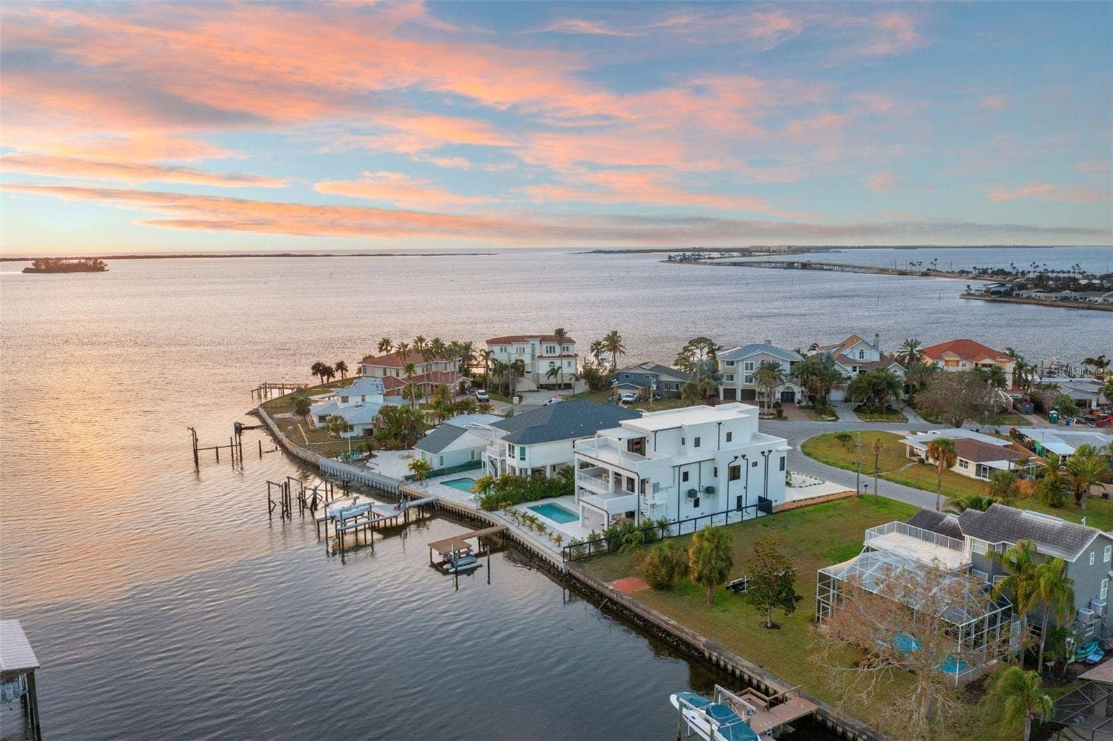 521 BAYWOOD DRIVE S, Dunedin, FL 34698 521 BAYWOOD DRIVE S, Dunedin, FL 34698
