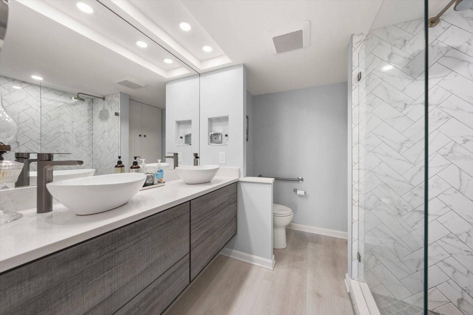 Primary Bedroom En suite bath featuring updates throughout.