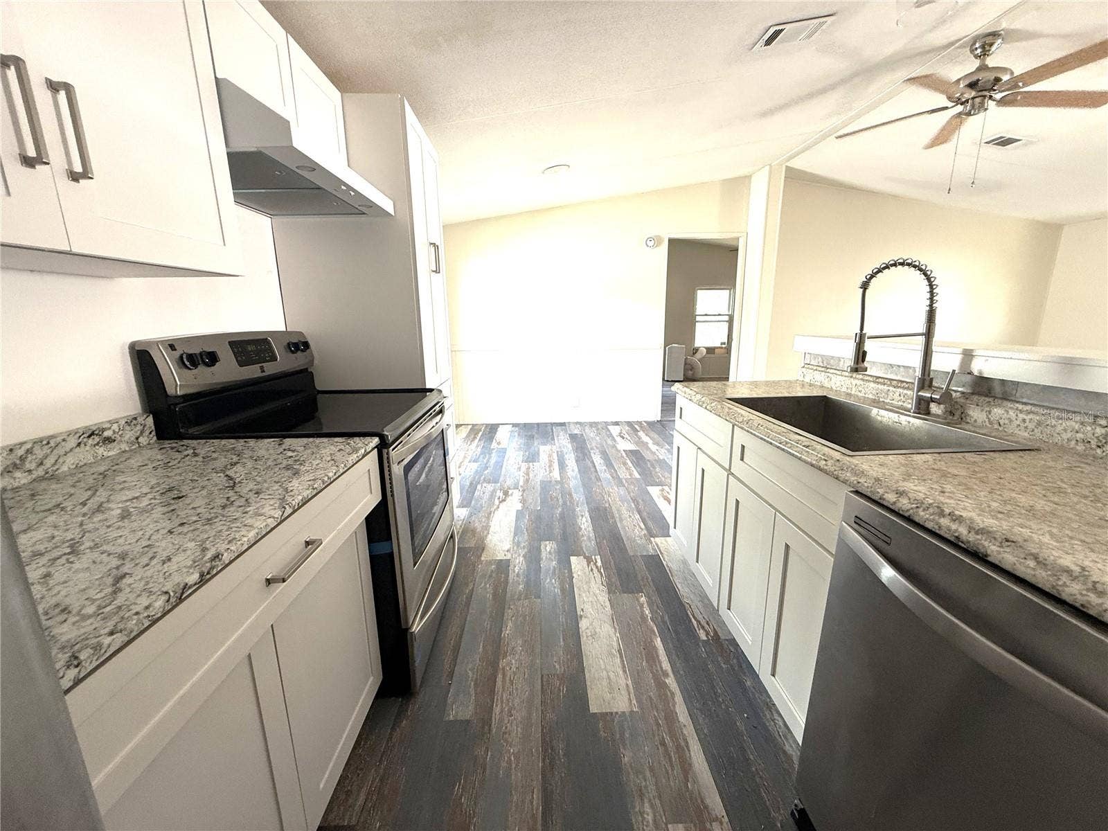 5111 HILL DRIVE, Zephyrhills, FL 33542 Kitchen