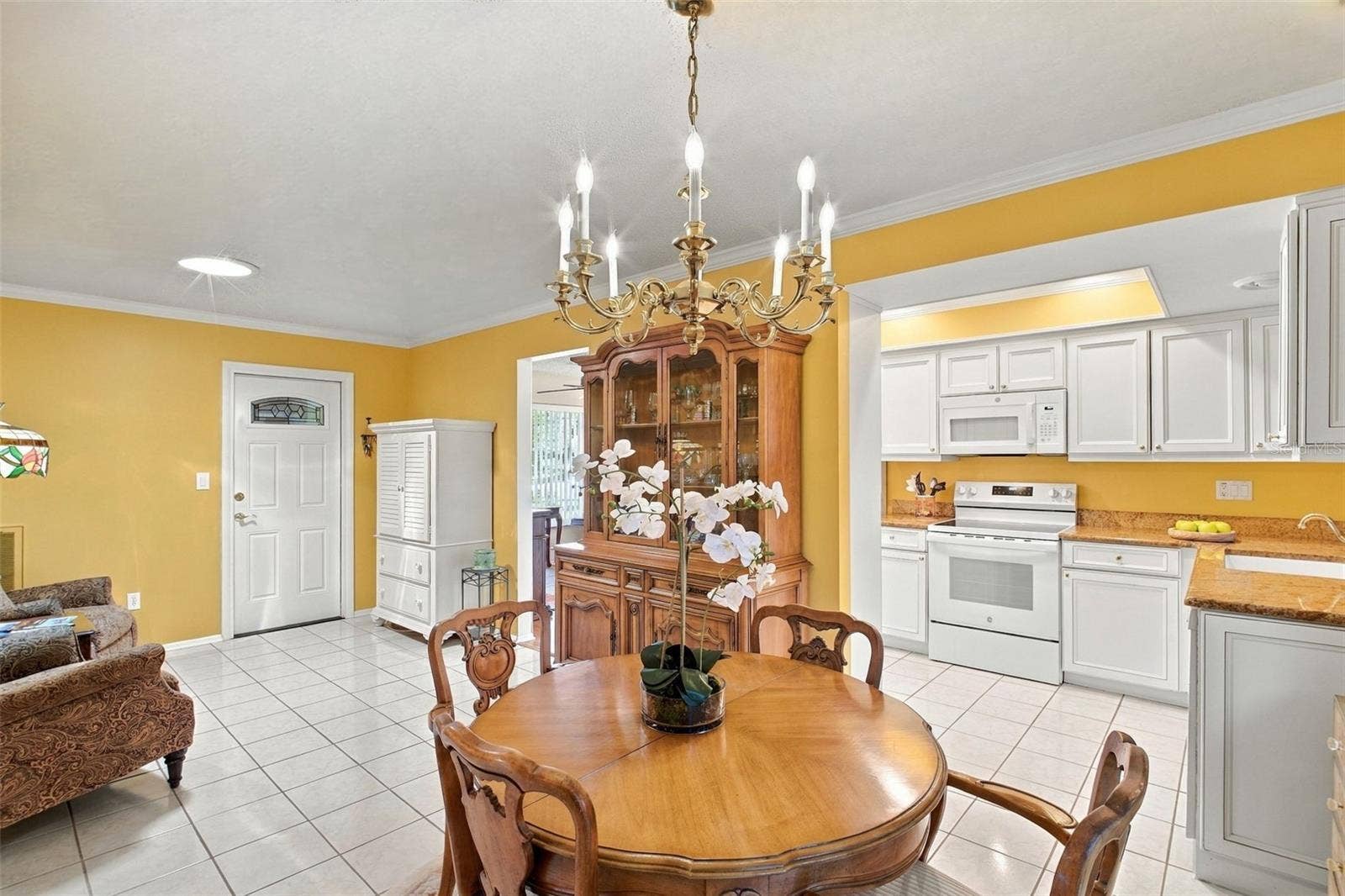 Breakfast nook & family room open to the kitchen~
