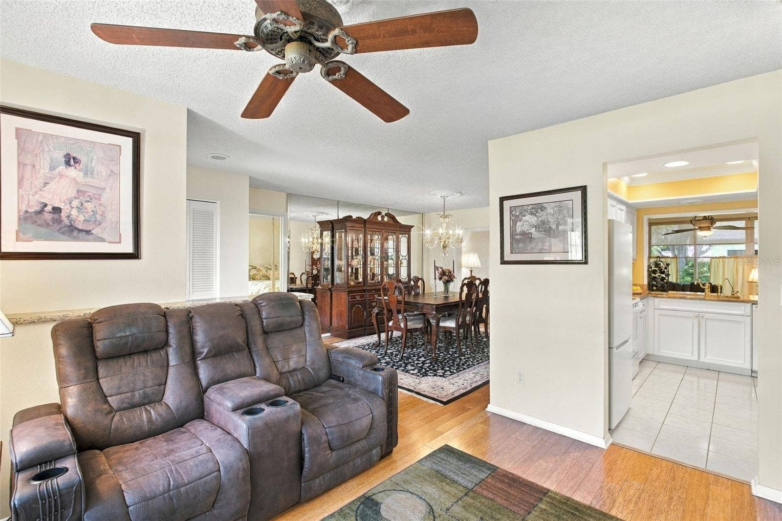 Open to the kitchen for easy living~