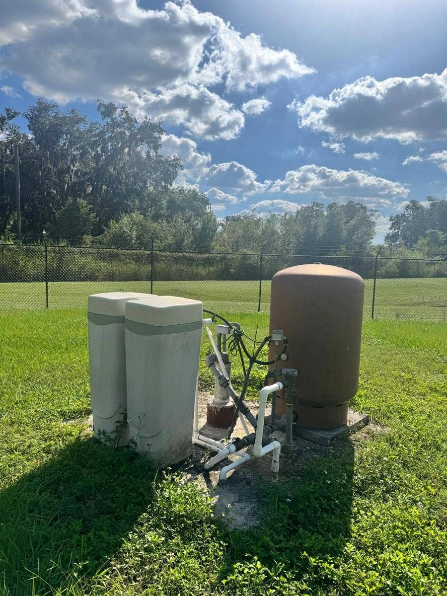 5223 PANCHO VILLA LANE, Plant City, FL 33566 Well / Water Softner