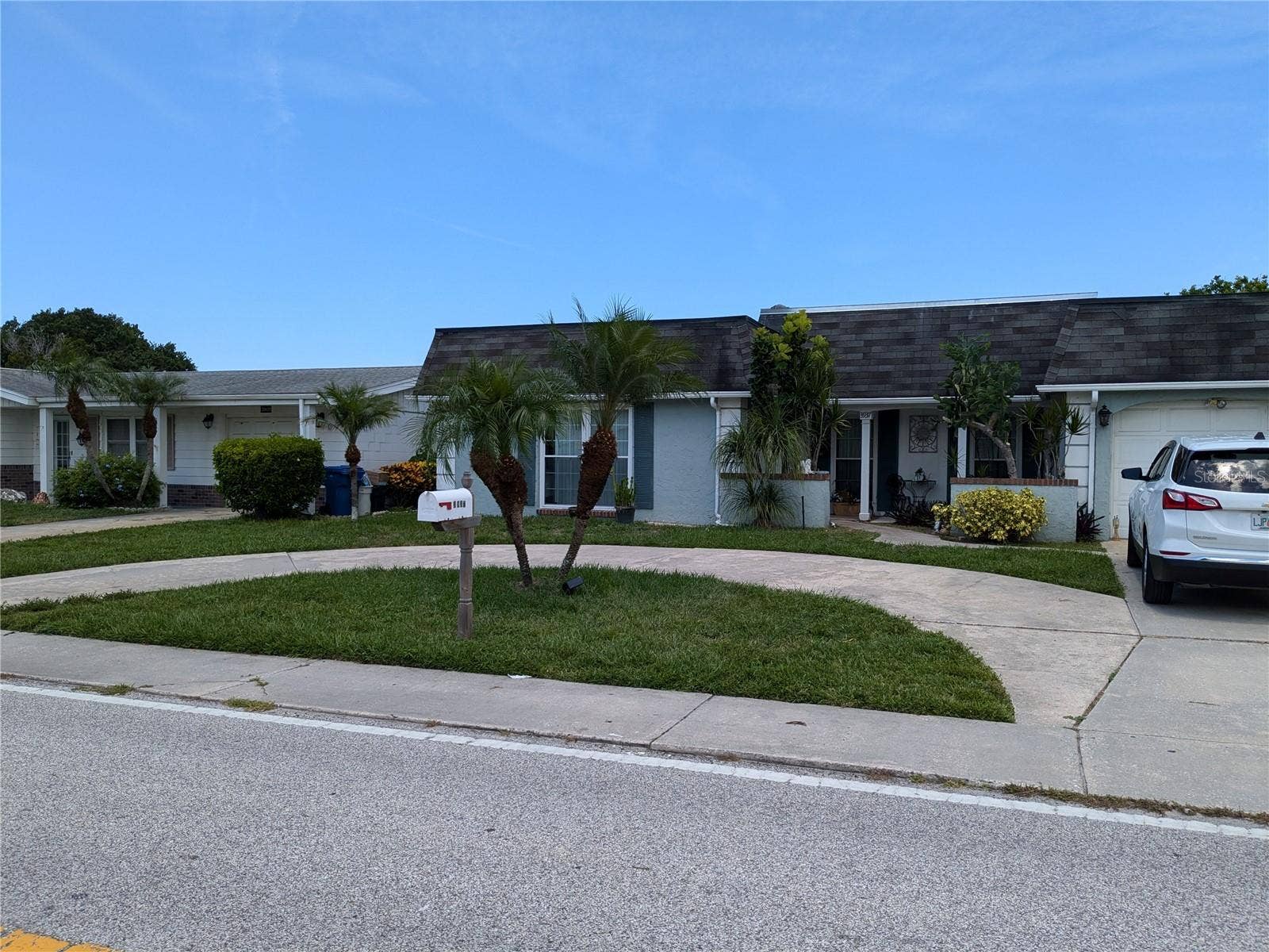 3937 SAIL DRIVE, New Port Richey, FL 34652 CIRCULAR DRIVEWAY AND EXTRA WIDE DRIVEWAY