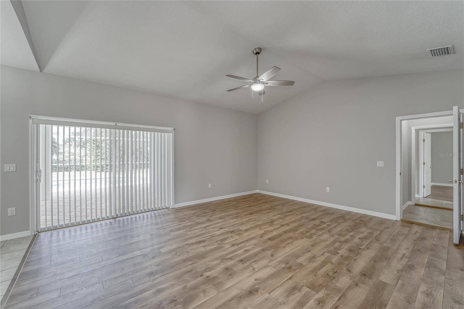 LIVING ROOM - SUITE