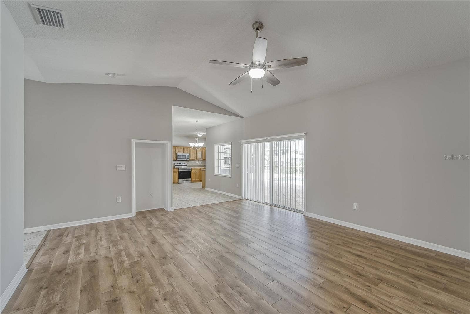LIVING ROOM - MAIN