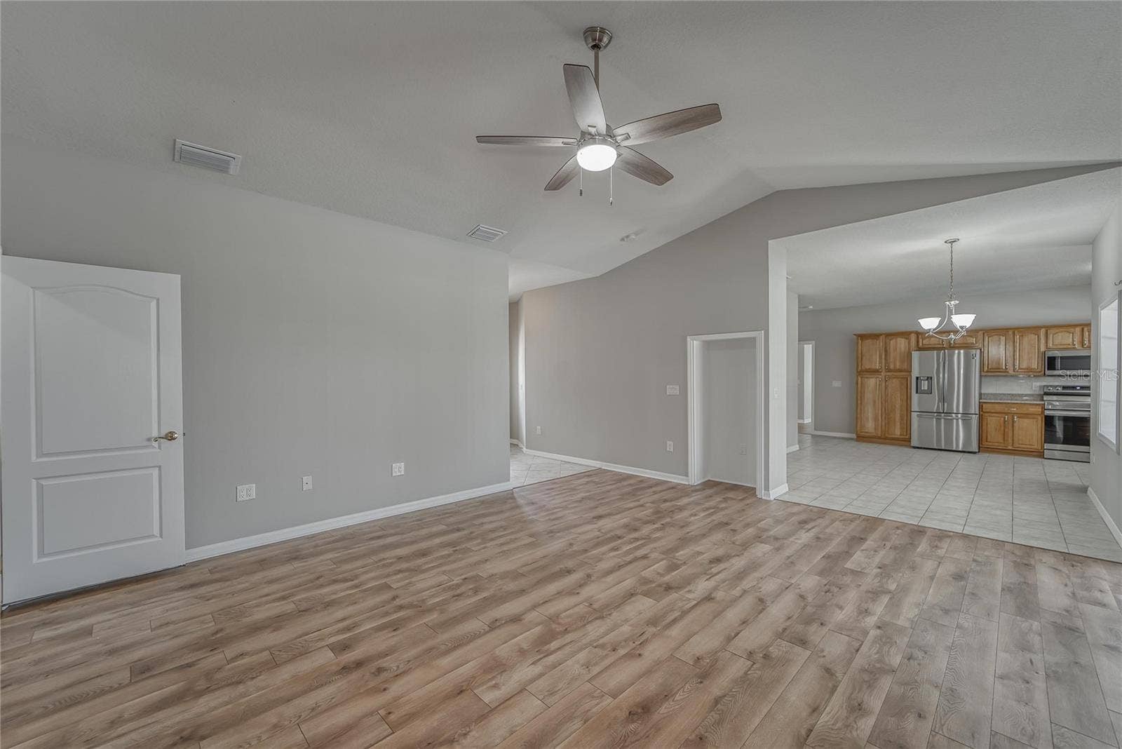 LIVING ROOM - MAIN
