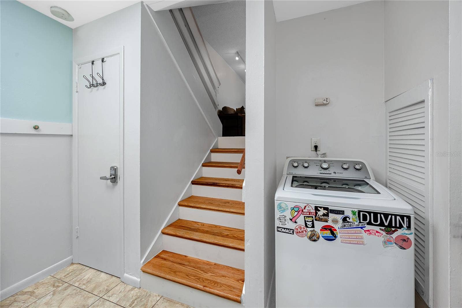 4229 LA PALMA COURT, Tampa, FL 33611 Full sized washer in the kitchen