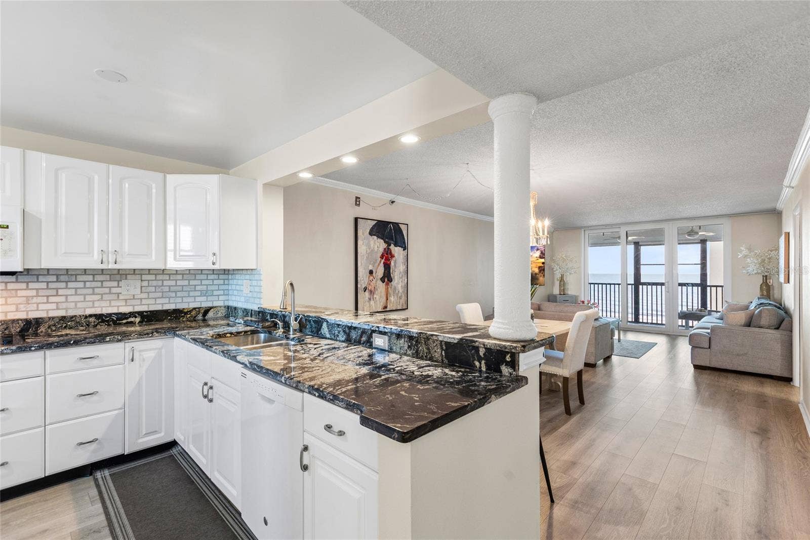 14900 GULF BOULEVARD, #204, Madeira Beach, FL 33708 Dining Area/Kitchen Bar