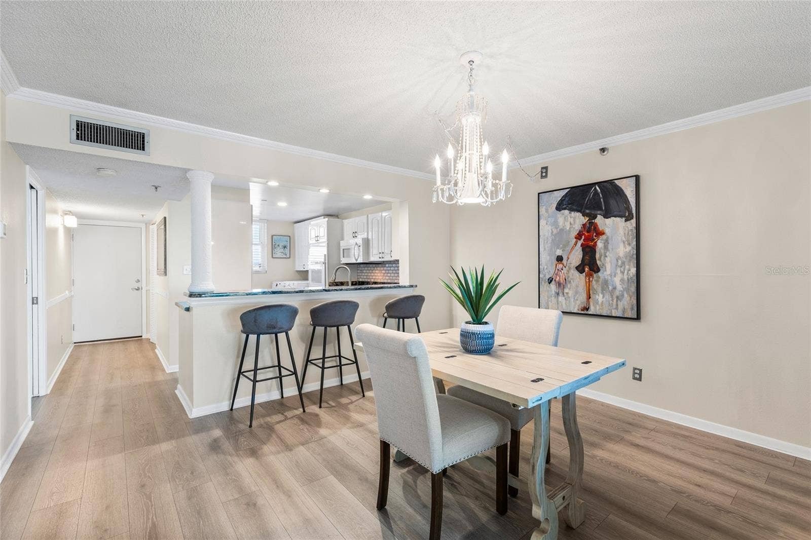 14900 GULF BOULEVARD, #204, Madeira Beach, FL 33708 Dining Area/Kitchen Bar
