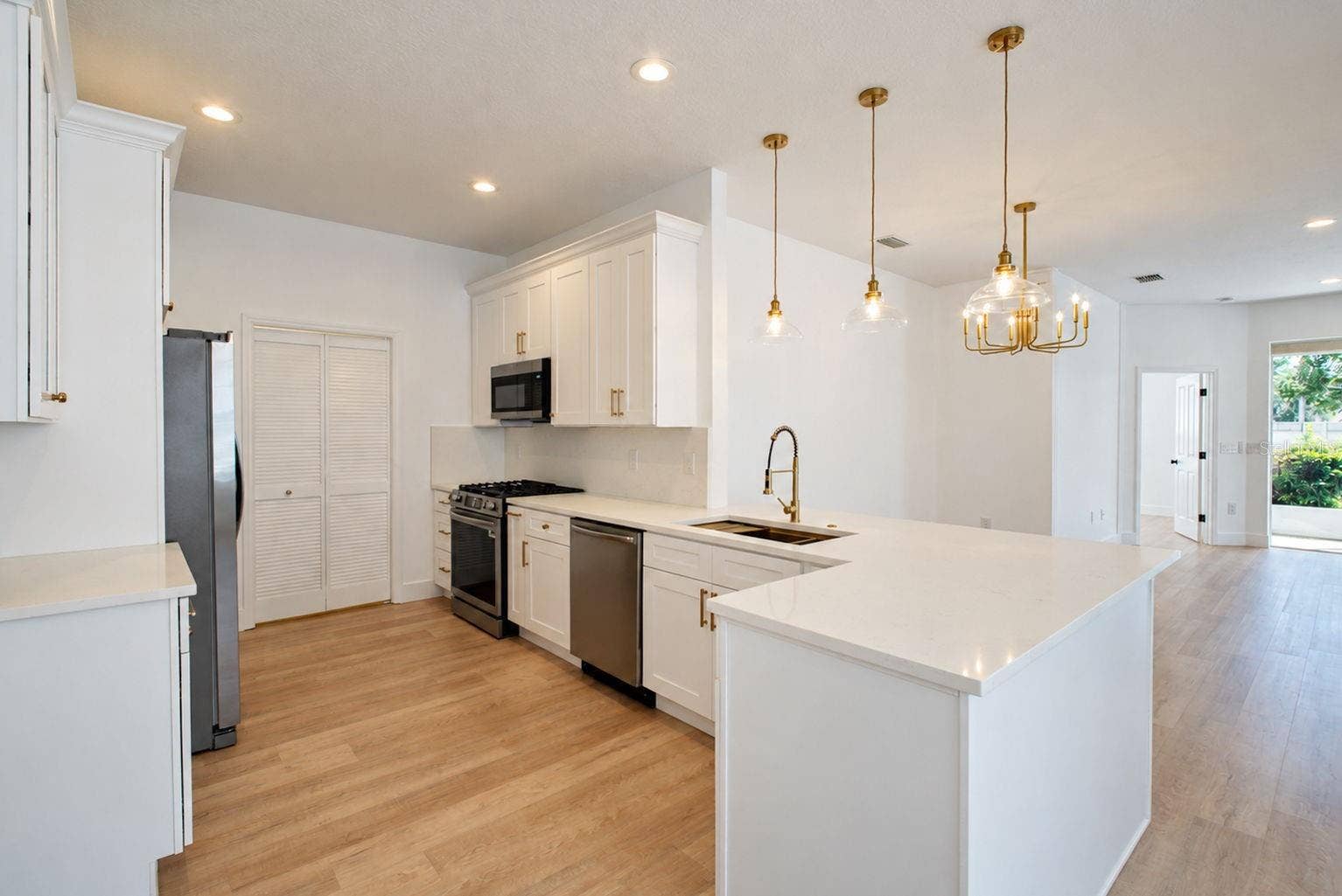 31421 SHAKER CIRCLE, Wesley Chapel, FL 33543 Kitchen