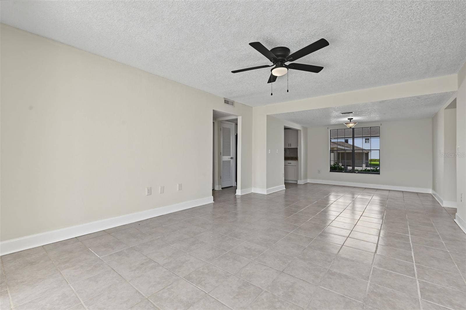 2460 HERON TERRACE, #102E, Clearwater, FL 33762 Living Room/Dining Area