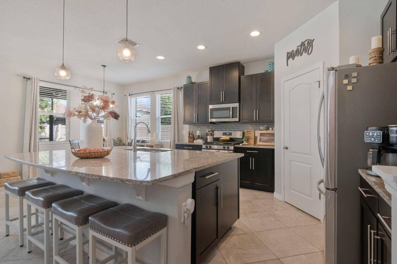 11143 SPRING POINT CIRCLE, Riverview, FL 33579 Large walk in pantry