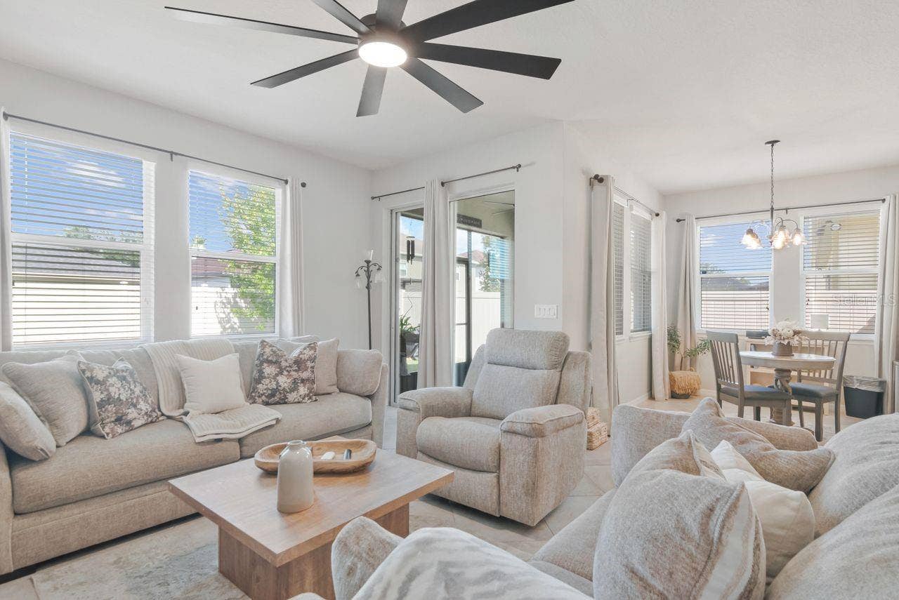 11143 SPRING POINT CIRCLE, Riverview, FL 33579 Light and bright. All windows and screens were just professionally cleaned.