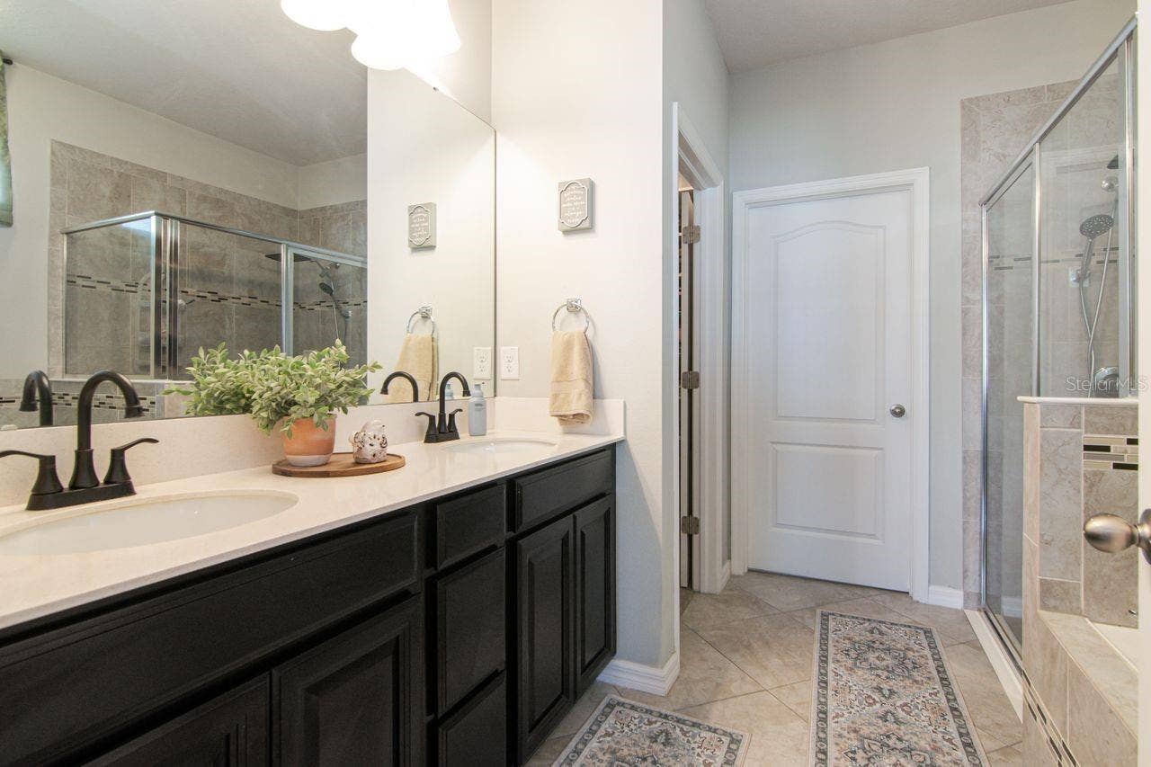 11143 SPRING POINT CIRCLE, Riverview, FL 33579 Spacious 2 sink countertops, lots of cabinet storage space and walk in closet space.