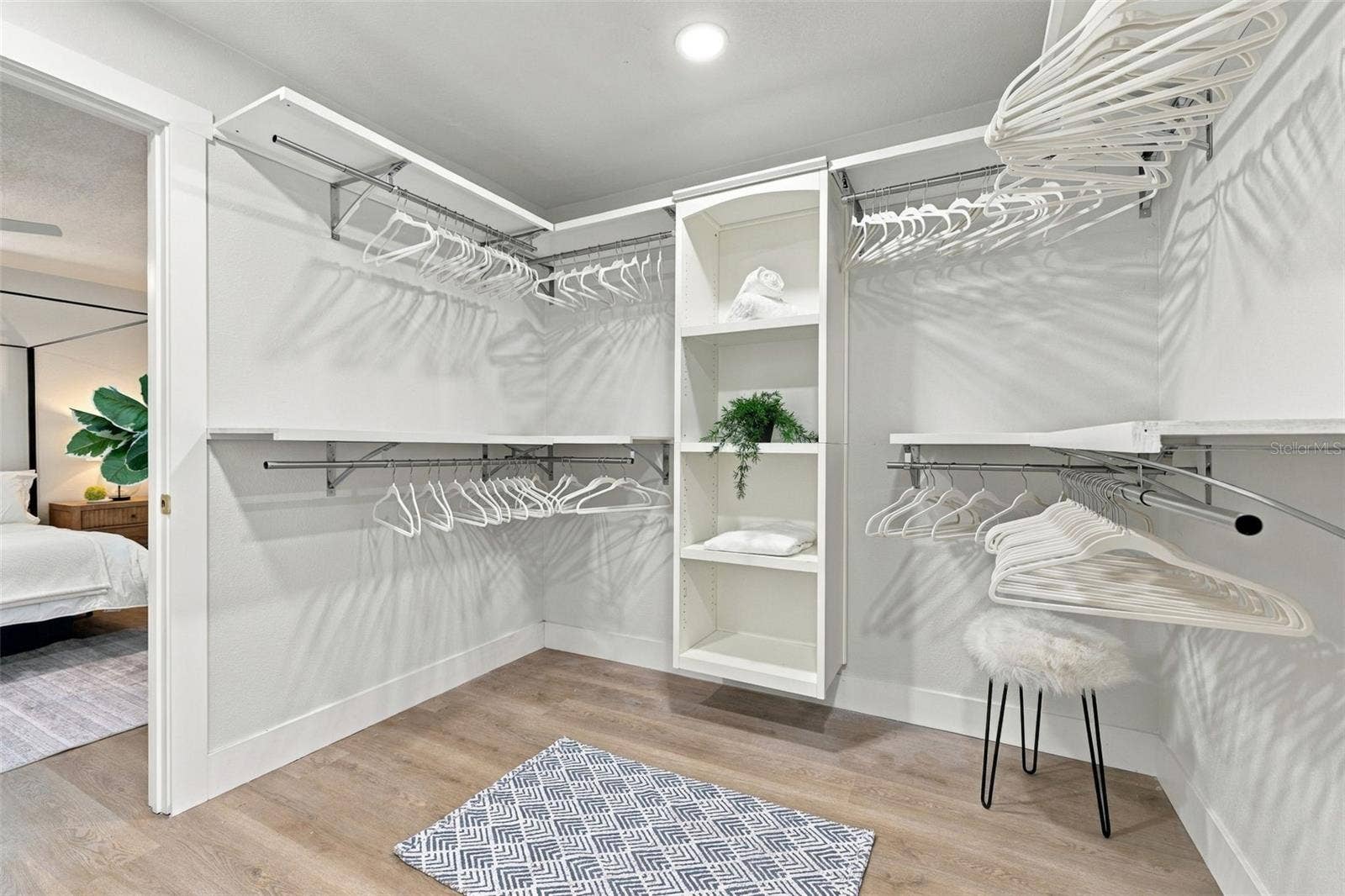 4506 S CAMERON AVENUE, Tampa, FL 33611 primary walk in closet