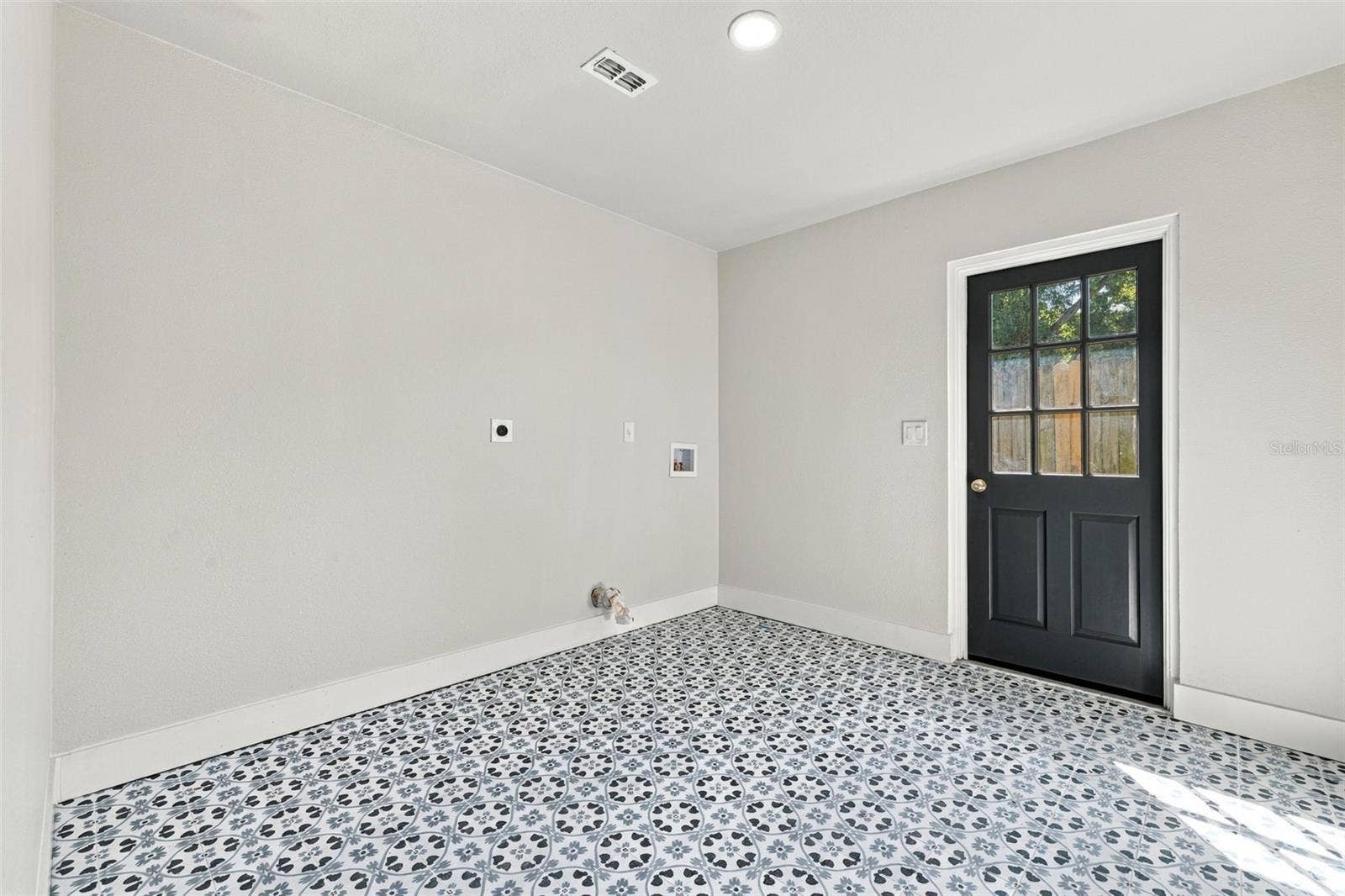4506 S CAMERON AVENUE, Tampa, FL 33611 laundry room