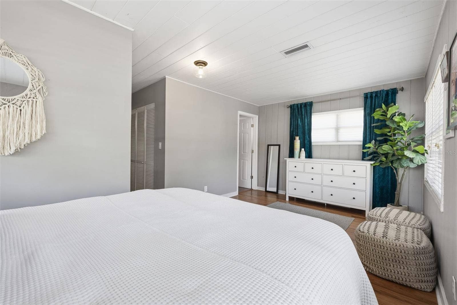 1423 E HENRY AVENUE, Tampa, FL 33604 1423 E HENRY AVENUE, Tampa, FL 33604