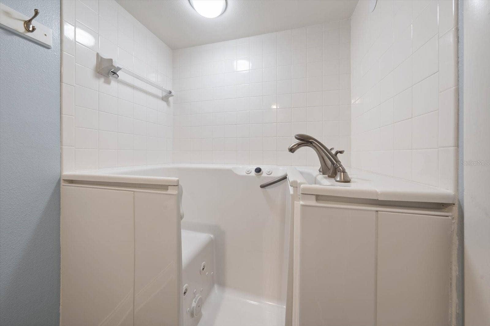 2700 BAYSHORE BOULEVARD, #11404, Dunedin, FL 34698 Walk in tub