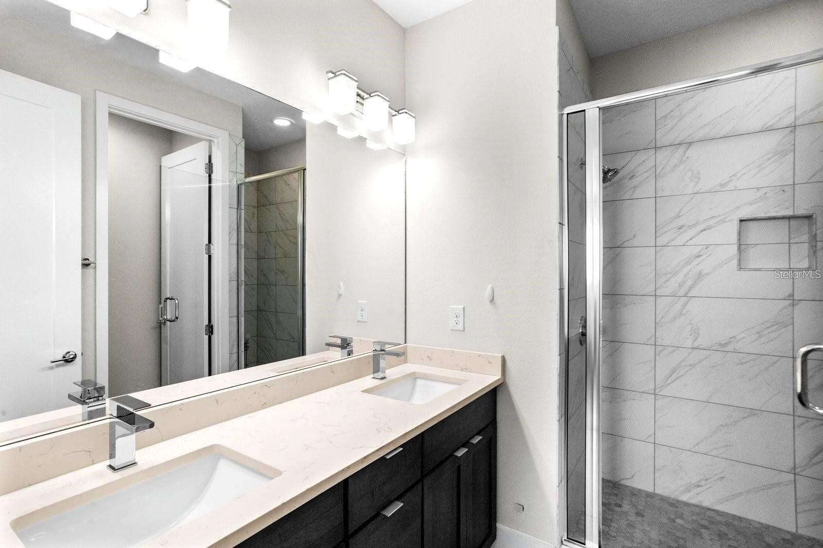 915 ARLINGTON AVENUE N, St Petersburg, FL 33705 Primary Bathroom