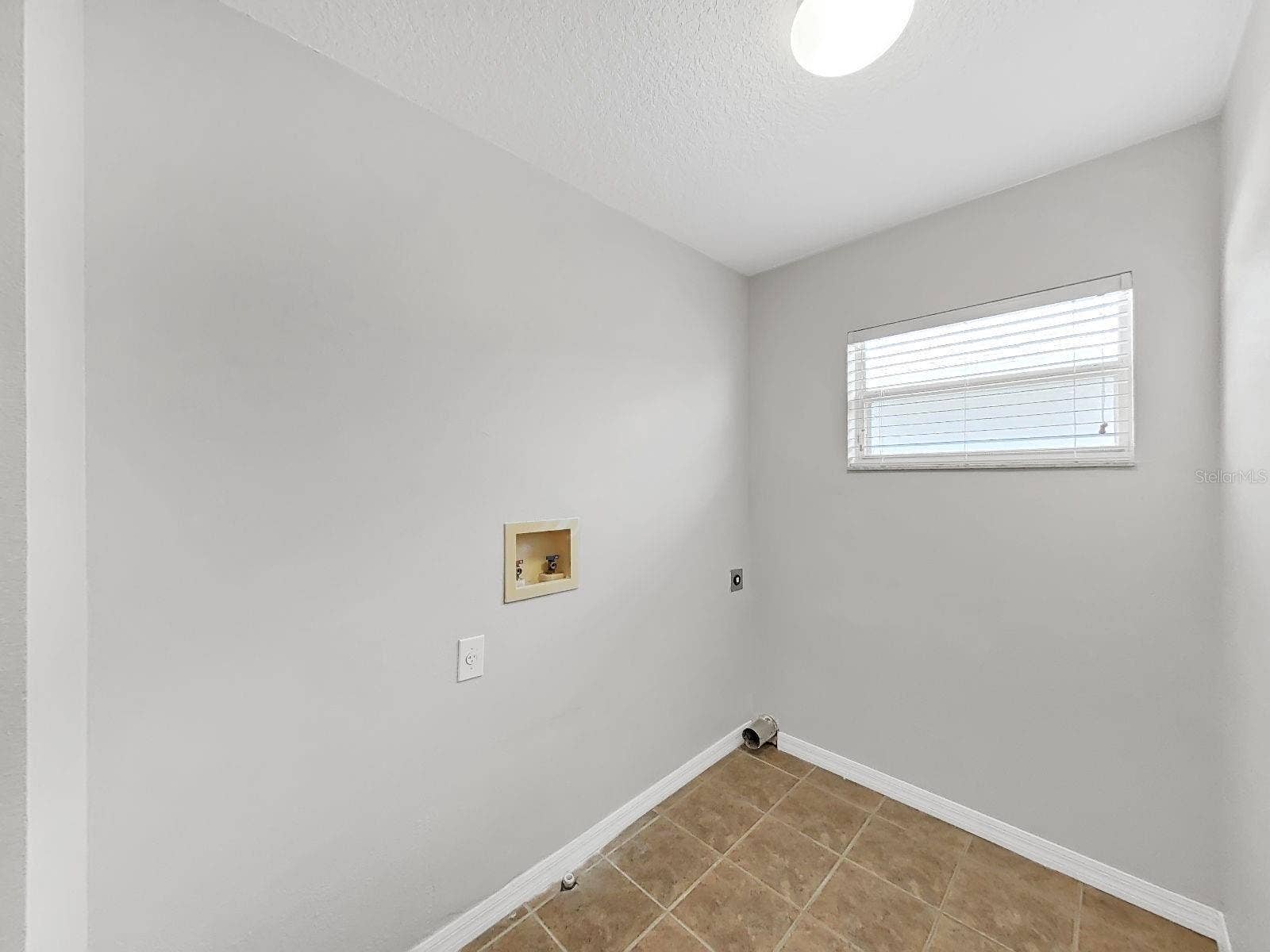 8427 CARRIAGE POINTE DRIVE, Gibsonton, FL 33534 laundry