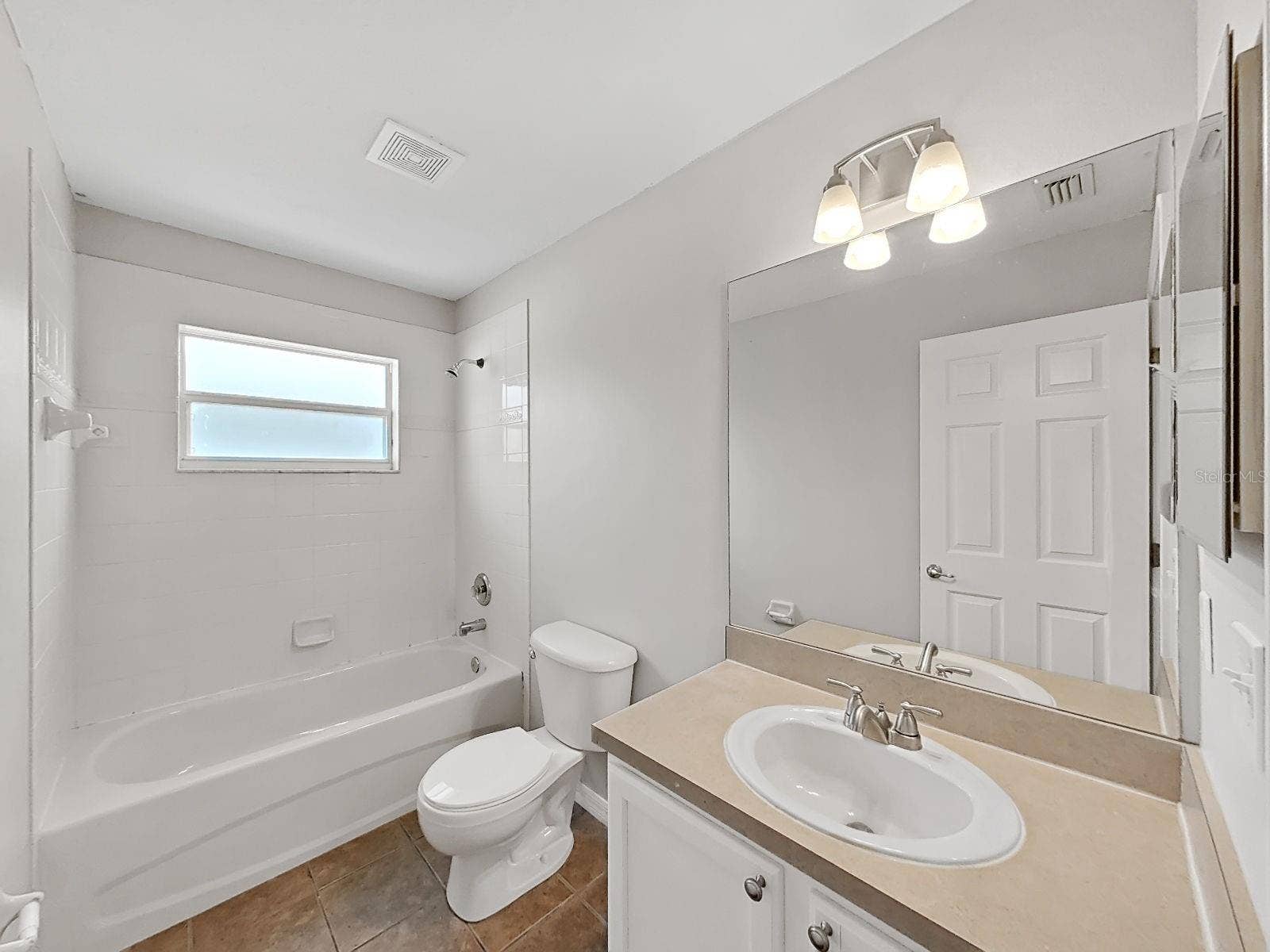 8427 CARRIAGE POINTE DRIVE, Gibsonton, FL 33534 bath 3