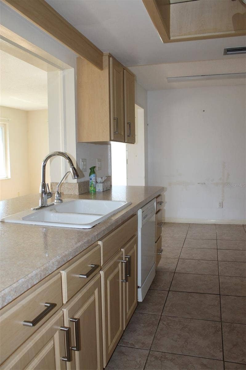 9510 45TH STREET N, Pinellas Park, FL 33782 Kitchen