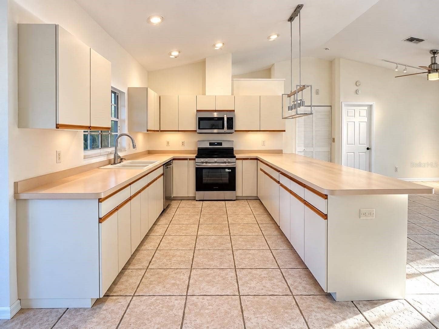 131 49TH COURT E, Palmetto, FL 34221 131 49TH COURT E, Palmetto, FL 34221