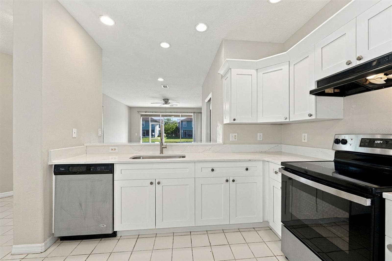 10313 WILLOW LEAF TRAIL, Tampa, FL 33625 Kitchen