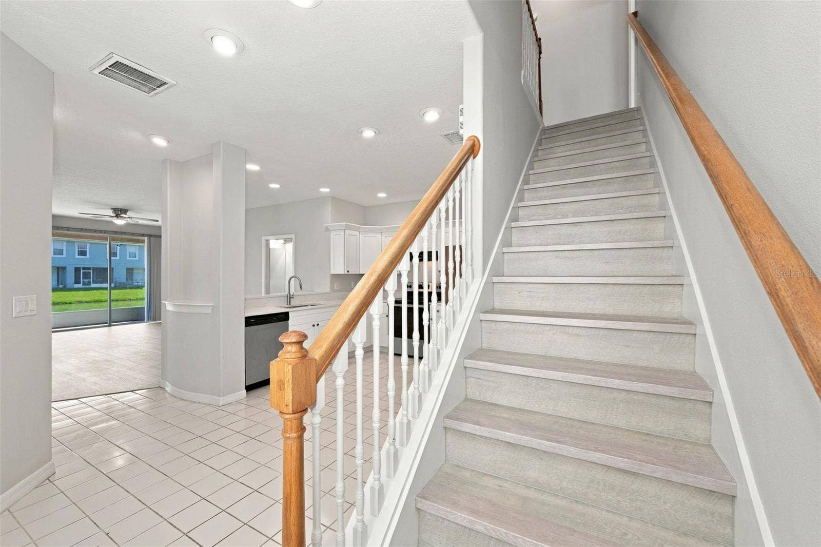 10313 WILLOW LEAF TRAIL, Tampa, FL 33625 Stairwell