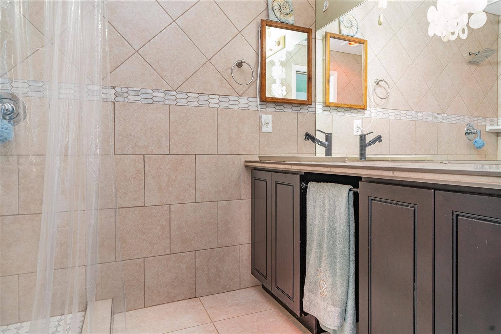 1305 GREENFIELD CIRCLE, Venice, FL 34292 Main Home Bathroom 3 with Outside access