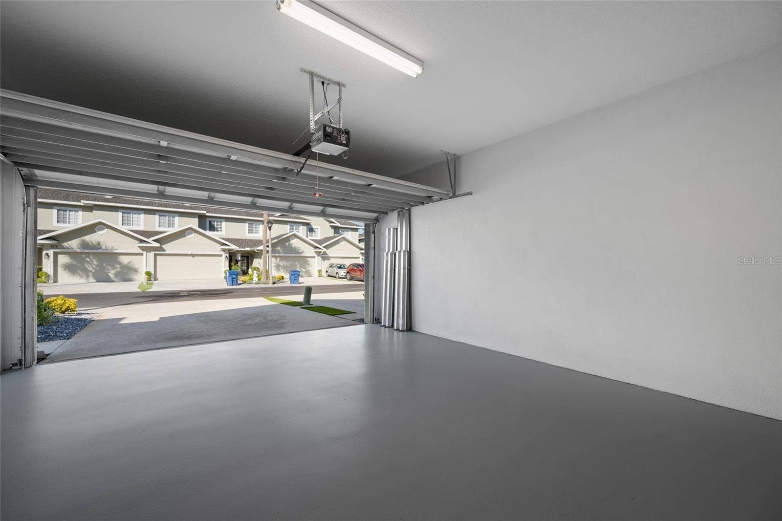 Automatic Garage Door Opener w/Remote!