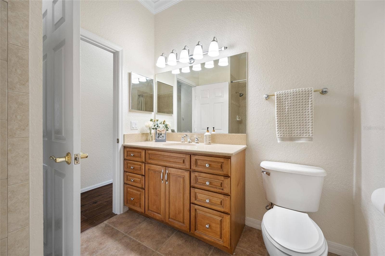 High Ceiling & Crown Molding!