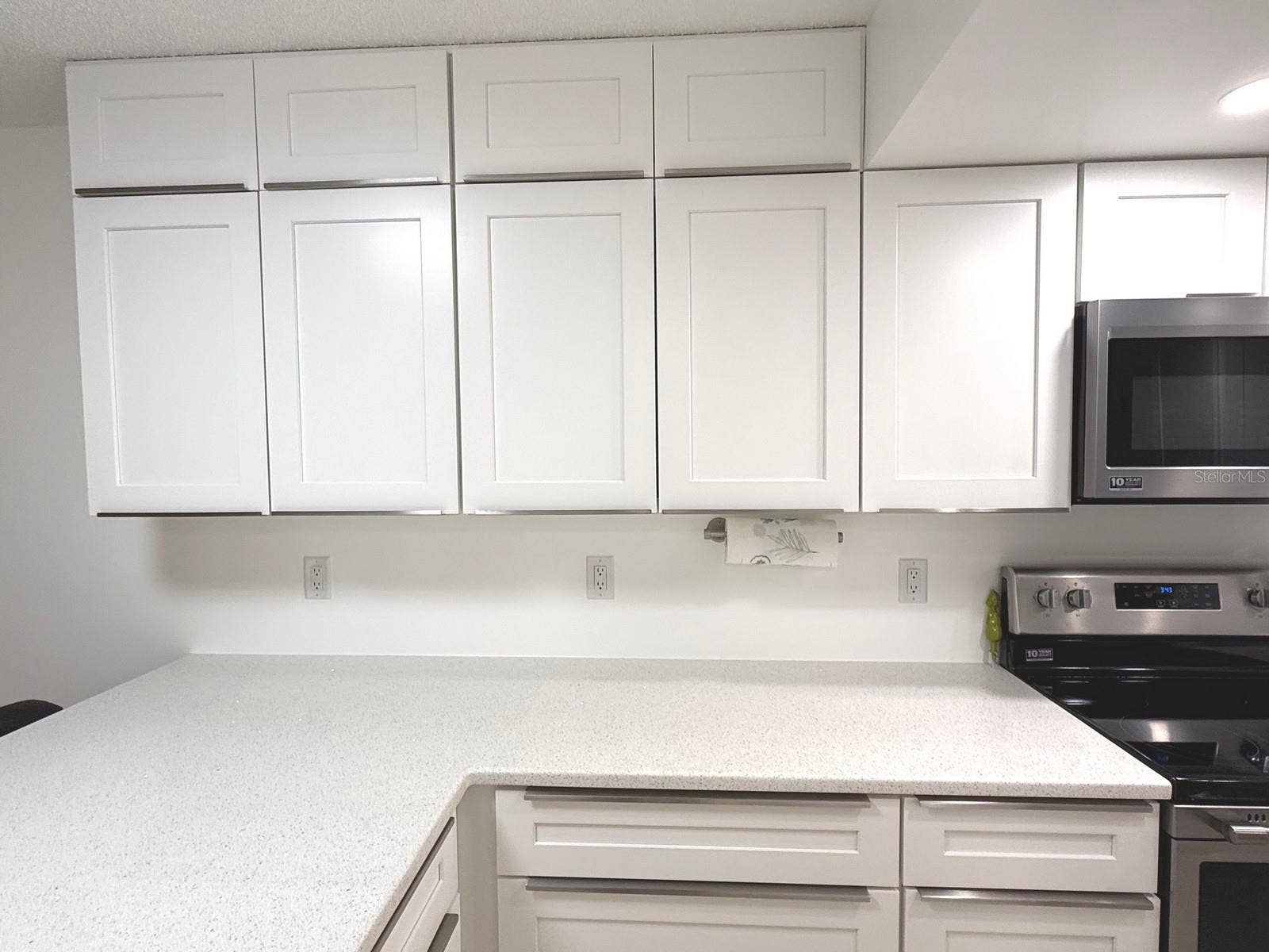 215 VALENCIA BOULEVARD, #107, Belleair Bluffs, FL 33770 PLENTY of Electrical Outlets