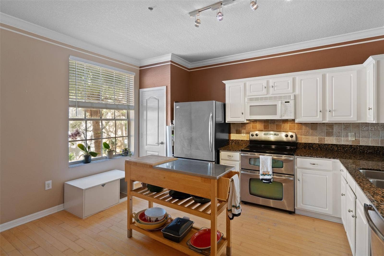 3181 BAYSHORE OAKS DRIVE, Tampa, FL 33611 Kitchen