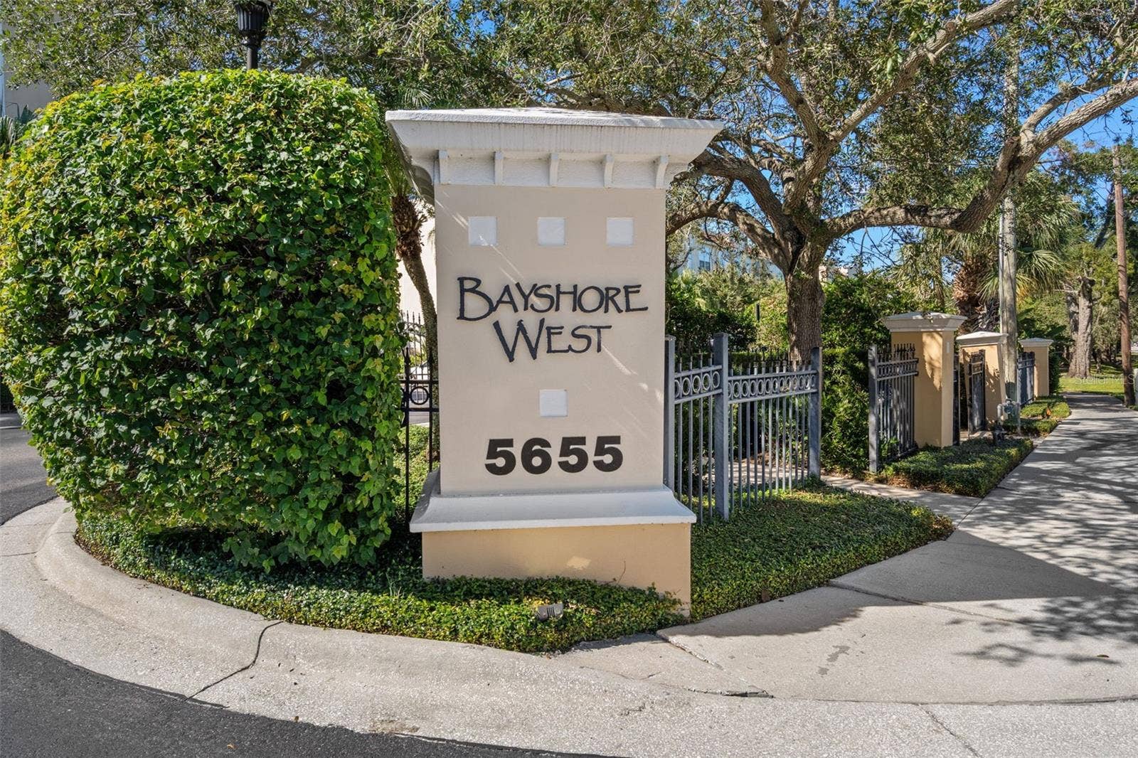 3181 BAYSHORE OAKS DRIVE, Tampa, FL 33611 Bayshore West entrance