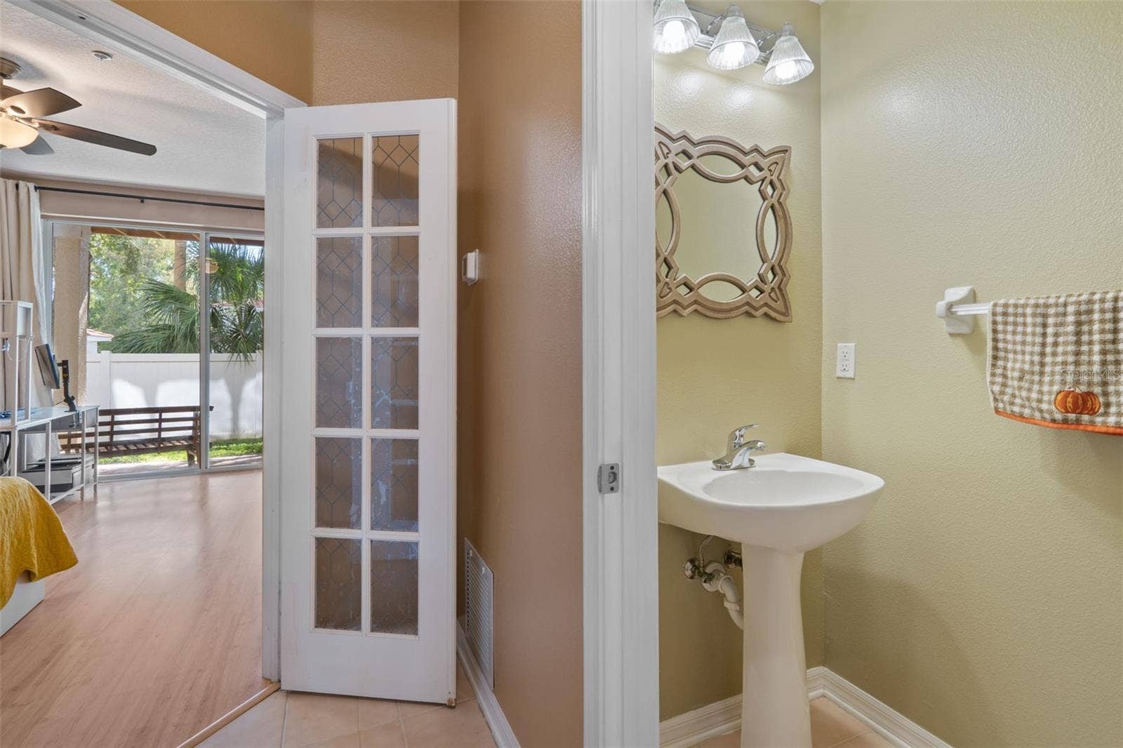 3181 BAYSHORE OAKS DRIVE, Tampa, FL 33611 First-floor half bathroom
